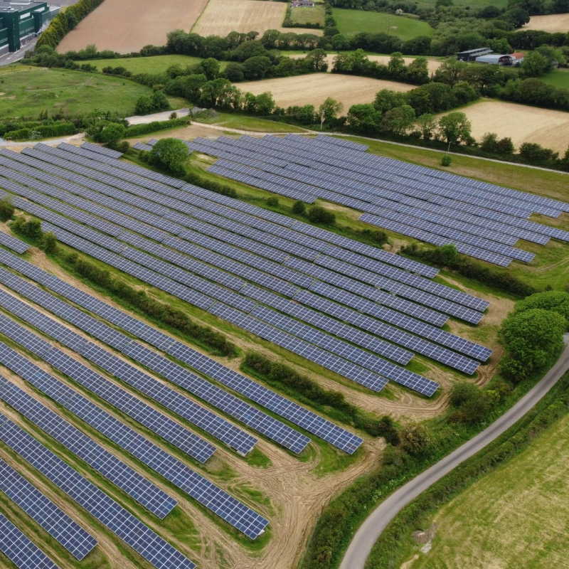 Žolės pjovėjas – saulės elektrinių montuotojas (Apmokome)